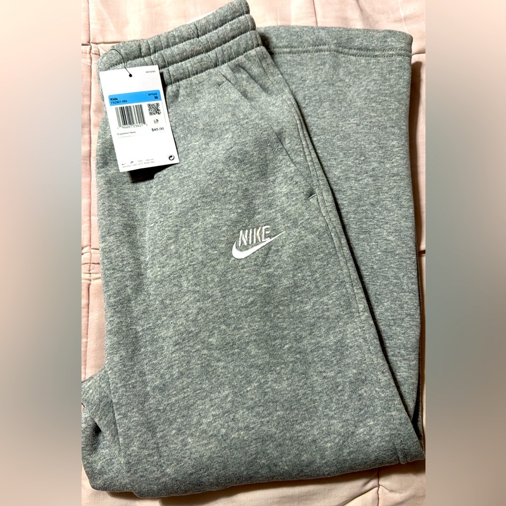 NWT Nike sweats size Kids Medium.